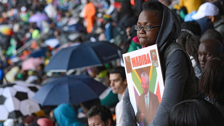 Sul-africanos comparecem no FNB Stadium, conhecido como Soccer City em Johannesburgo para assistir à cerimônia religiosa de despedida de Nelson Mandela, nesta terça-feira (10)