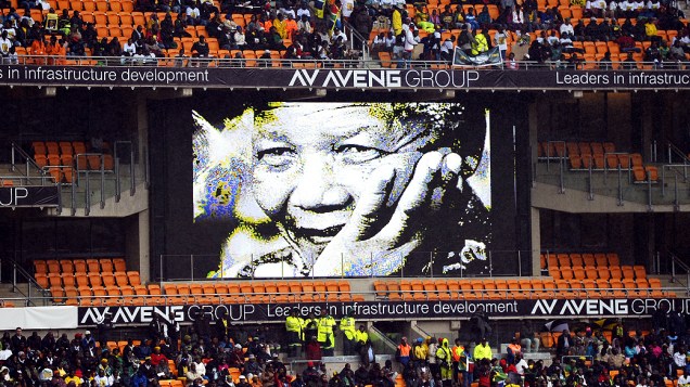 Sul-africanos comparecem no FNB Stadium, conhecido como Soccer City em Johannesburgo para assistir à cerimônia religiosa de despedida de Nelson Mandela, nesta terça-feira (10)
