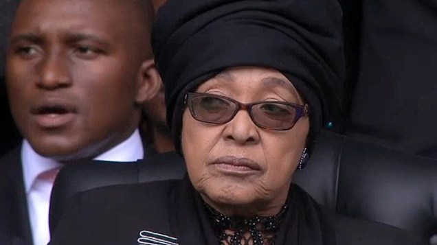 Winnie Mandela Madikizela, ex-mulher de Mandela, acompanha à cerimônia religiosa de despedida, nesta terça-feira (10)