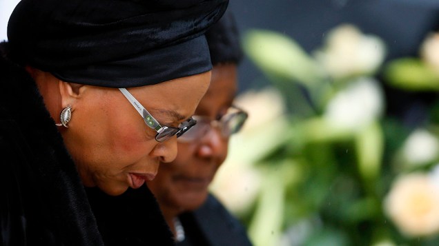 Graca Machel, mulher de Mandela, acompanha à cerimônia religiosa de despedida, nesta terça-feira (10)
