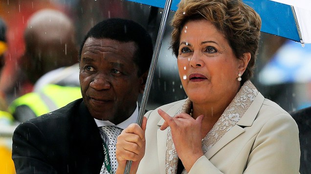 Presidente Dilma Roussef chega ao estádio Soccer City para cerimônia religiosa de despedida de Nelson Mandela, nesta terça-feira (10)
