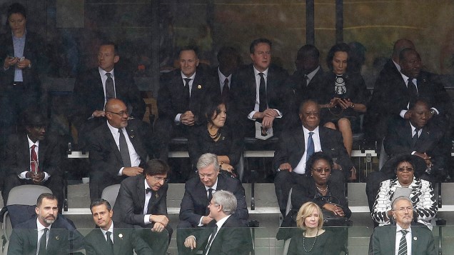 Chefes de Estado e outros dignatários participam de cerimônia na tribuna de honra do FNB Stadium, conhecido como Soccer City, em Soweto. O governo sul-africano confirmou a presença de 91 líderes mundiais