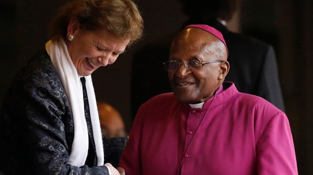 O arcebispo emérito Desmond Tutu e a presidente irlandesa, Mary Robinson na cerimônia religiosa de despedida de Nelson Mandela, nesta terça-feira (10)