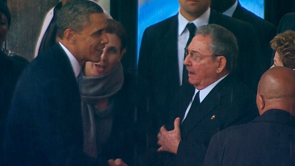 O presidente dos Estados Unidos, Barack Obama, cumprimenta o presidente cubano, Raúl Castro, durante o funeral de Nelson Mandela nesta terça-feira (10)