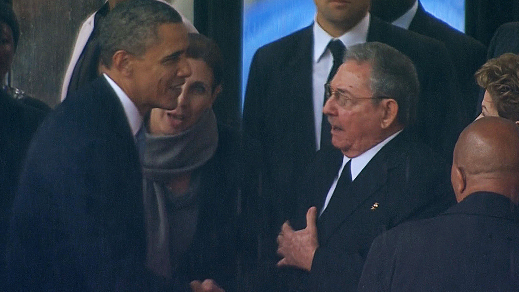 O presidente dos Estados Unidos, Barack Obama, cumprimenta o presidente cubano, Raúl Castro, durante o funeral de Nelson Mandela nesta terça-feira (10)