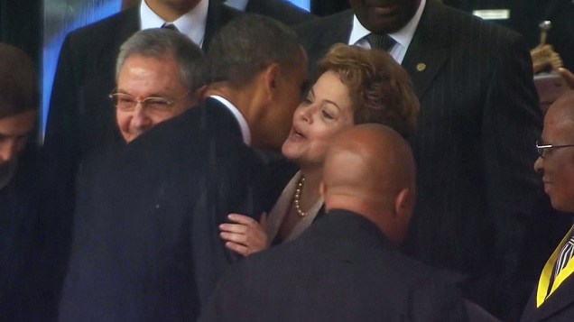 Presidente americano, Barack Obama, cumprimenta a presidente Dilma Rousseff durante cerimônia religiosa de despedida de Nelson Mandela, nesta terça-feira (10)