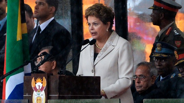 Presidente Dilma Roussef discursa no estádio Soccer City, em Johannesburgo, durante a cerimônia religiosa de despedida de Nelson Mandela, nesta terça-feira (10)