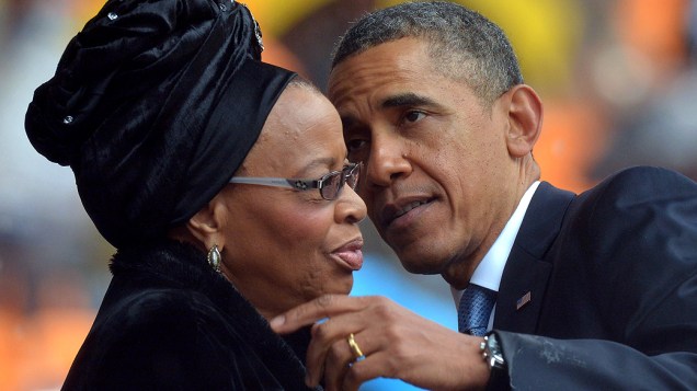 O presidente americano, Barack Obama, cumprimenta a viúva de Mandela, Graça Machel