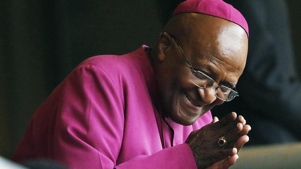 O arcebispo sul-africano Desmond Tutu, vencedor do Nobel da Paz, saúda o público no FNB Stadium nesta terça-feira (10)