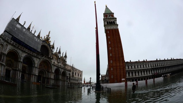 Praça São Marcos, em Veneza, é tomada pela água
