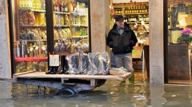 Comércio é invadido pela água em Veneza