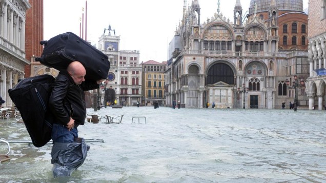 Turista carrega malas pelas ruas de Veneza