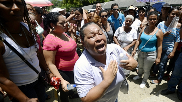 Parentes de detentos aguardam informações do lado de fora do presídio Yare I, em Caracas