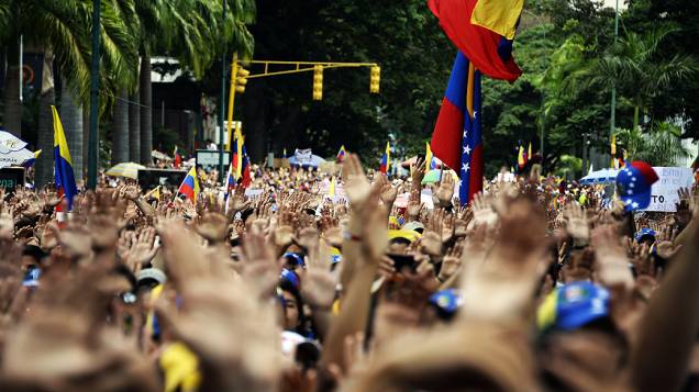 Manifestantes participam de um protesto contra o governo de Nicolás Maduro nesta quinta-feira (27), em Caracas, na Venezuela
