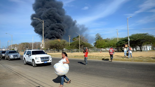 Bombeiros ainda tentam apagar incêndio que atinge refinaria na Venezuela desde sábado; 48 morreram na explosão