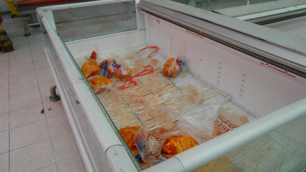 Venezuelanos precisam lidar com a escassez de frango em supermercado de Caracas