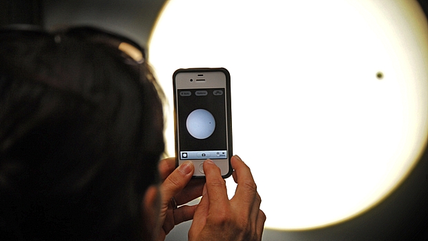 <p>Homem usa iPhone para fotografar passagem de Vênus pelo Sol nos Estados Unidos</p>