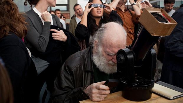<p>Nova-iorquino usa telescópio para observar a passagem</p>