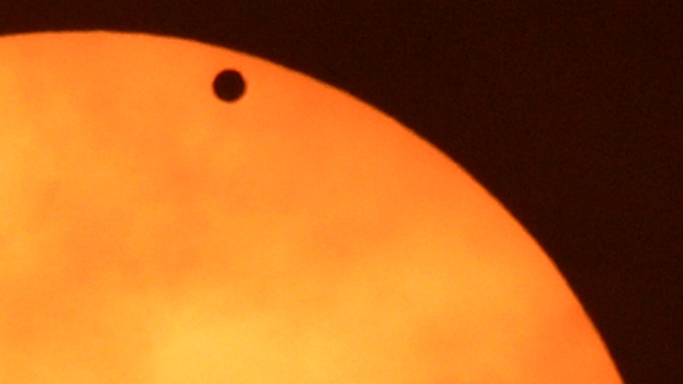 <p>Sombra de Vênus aparece quase na borda do Sol, Nova York, EUA</p>