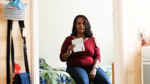A carteira de trabalho de Verônica exibe a sentença: "não alfabetizada"