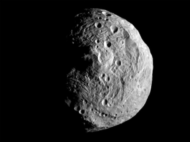 O asteroide Vesta é visto pelas lentes da sonda americana Dawn a 15.000 quilômetros de distância