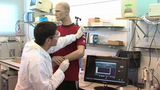Pesquisador da Universidade Rovira i Virgili (URV), de Tarragona, na Espanha, realiza testes na veste equipada com sensores que detectam a concentração de substâncias no suor de quem a usa
