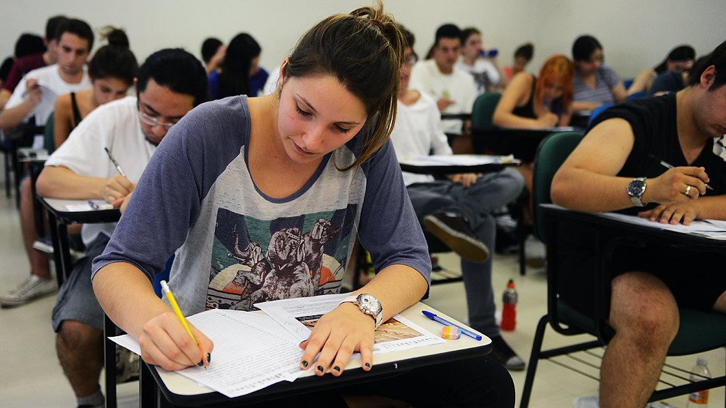 Candidatos convocados para a segunda fase da Fuvest 2013 fazem prova de história, geografia, matemática, física, química, biologia e inglês