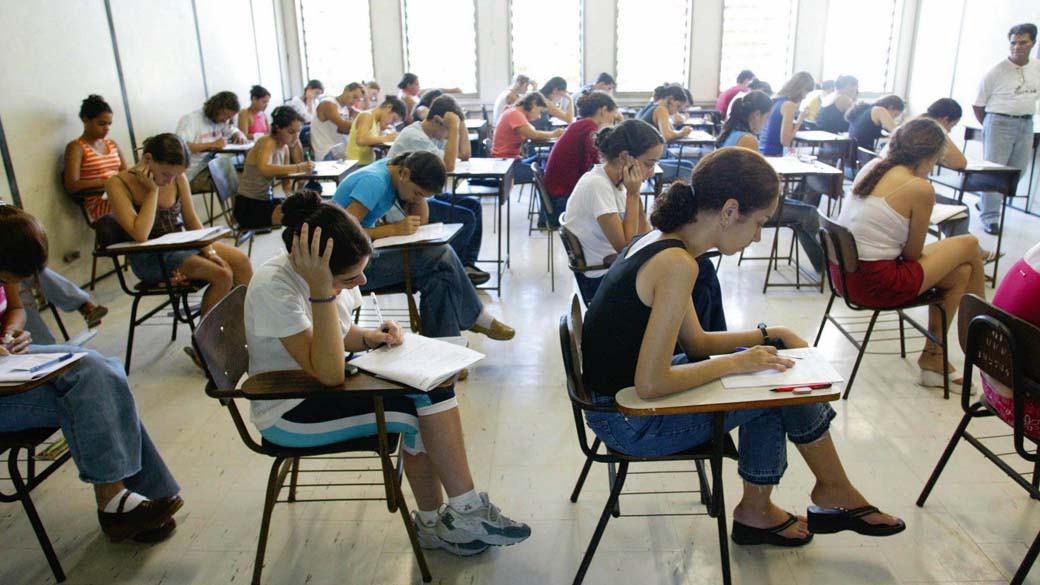 Alunos realizam prova de vestibular