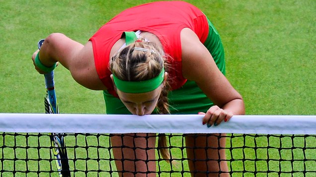 A tenista bielorrussa Victoria Azarenka, número 1 do ranking mundial, beija a rede depois de derrotar a romena Irina Begu no torneio olímpico