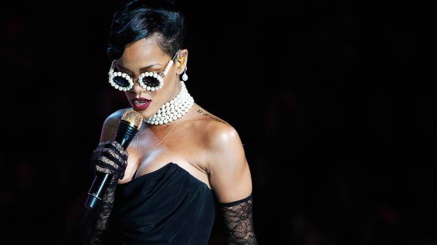 Cantora Rihanna se apresenta durante o Victorias Secret Fashion 2012, Nova York