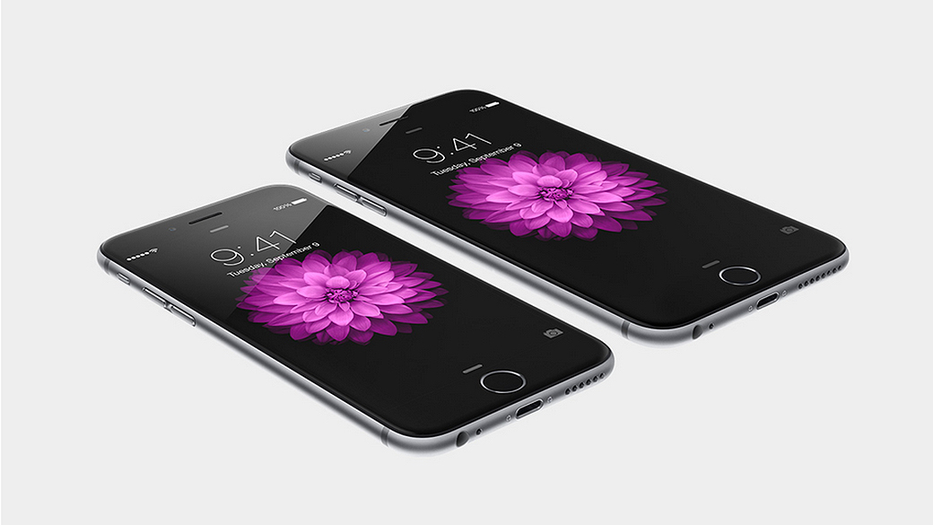 iPhone 6 (lado esquerdo) e iPhone 6 Plus (lado direito); lançados em novembro de 2014