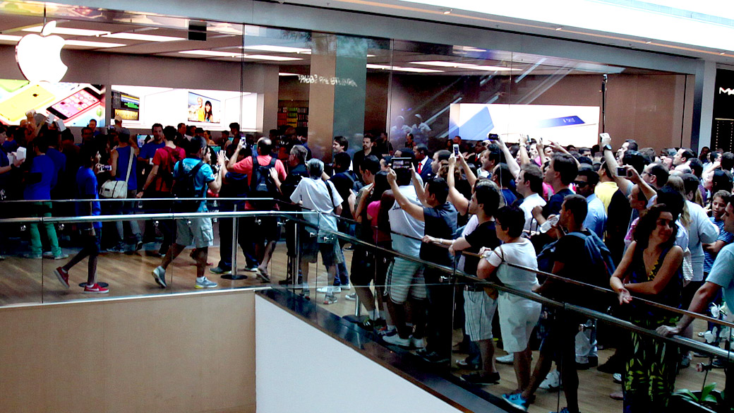 Cerca de mil e setecentas pessoas comparecem na inauguração da loja da Apple no Shopping Village Mall, no Rio