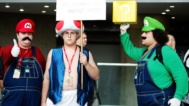 Visitantes usam fantasia de personagens do jogo Super Mario Bros durante a Comic Con 2013