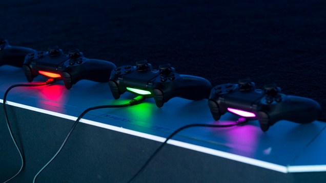 Joysticks do PS4, da Sony, durante coletiva pré-E3, em Los Angeles