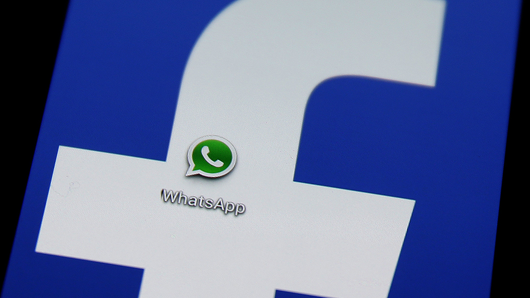 Ícone do Whatsapp sobre uma tela com o ícone do Facebook