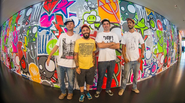 Grupo apresenta trabalho artístico em escritório do Facebook, em São Paulo