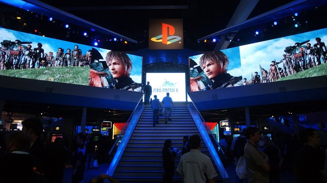 Visitantes chegam para evento do Playstation, durante a E3 de 2003