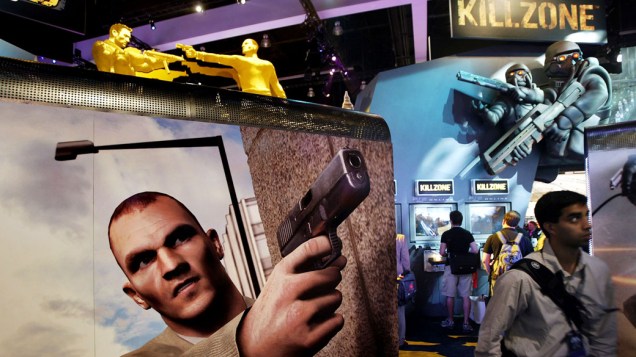 Pessoas visitam área de exposição do Playstation durante a E3 de 2004 