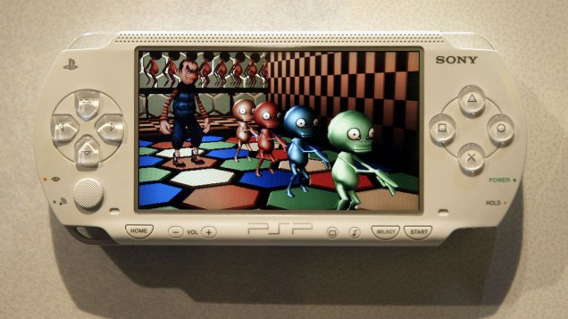Sony apresenta seu primeiro console portátil, o PSP durante a E3 de 2004