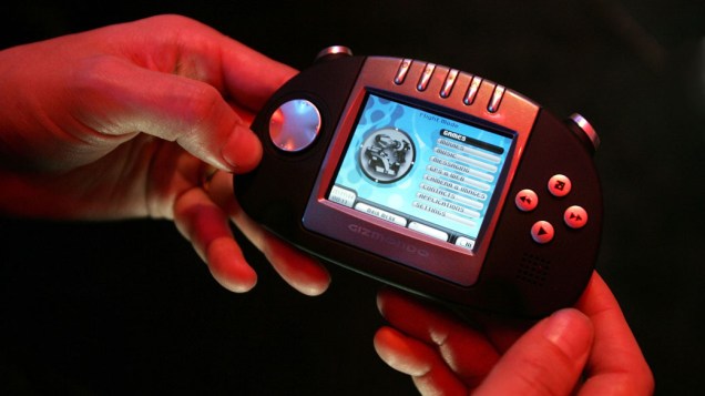 O dispositivo portátil Gizmondo, produzido pela Tiger Telematics, em exibição na E3 de 2005