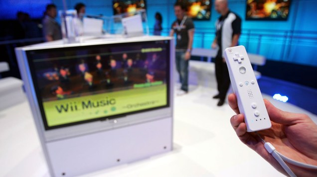Controle remoto do Wii, com sensor de movimento apresentado durante a E3 de 2006