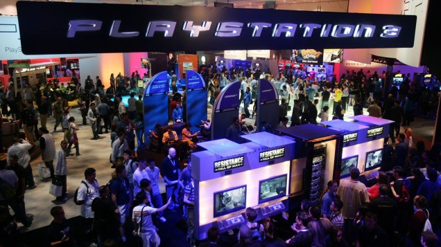 Visitantes testam o Playstation 3 durante a E3 de 2006