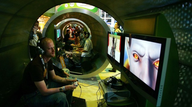 Pessoas jogam Xbox 360, durante a feira de games E3 de 2006