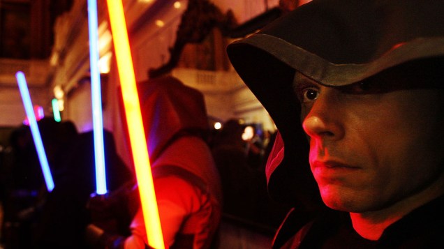 Pessoas fantasiadas de Jedi promovem o jogo Star Wars, na feira de games E3 de 2009