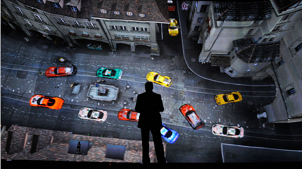 CEO da Sony, Jack Tretton, observa o jogo 'Gran Turismo 5', durante a feira de games E3 de 2009