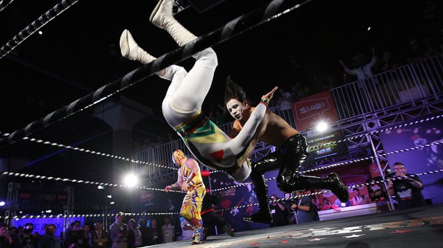 Lutadores promovem o jogo Lucha Libre, na feira de games E3 de 2010