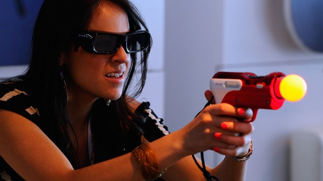 Mulher joga video game com o Playstation move motion controller na feira de games E3 de 2011