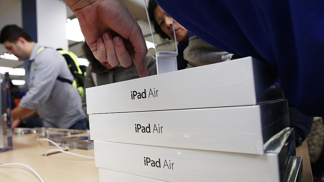 Funcionário empilha novos iPad Air para os clientes dentro da Apple Store em Nova York