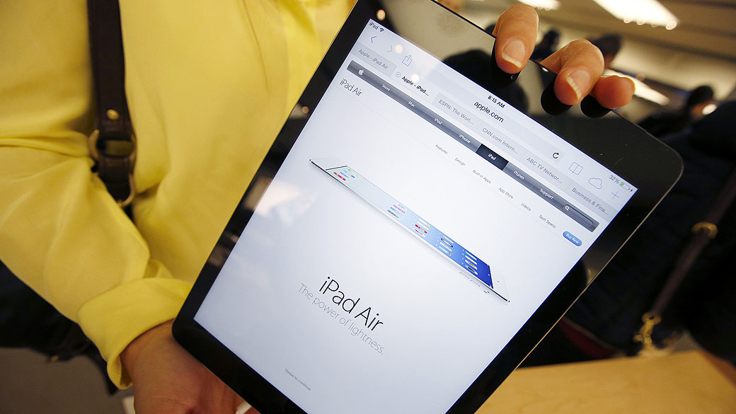 Cliente segura novo Ipad Air dentro da Apple Store na Quinta Avenida, em Nova York