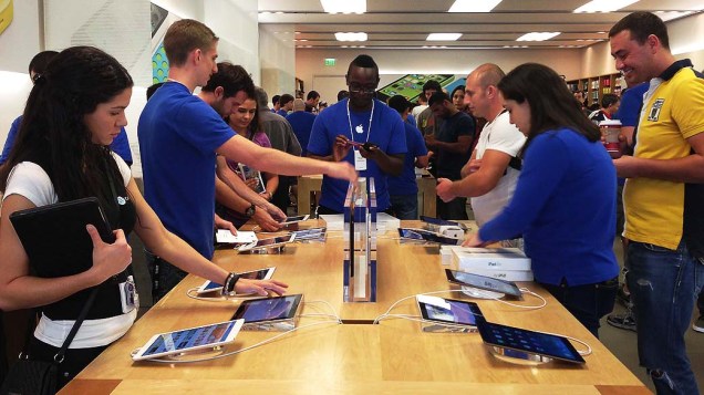 Pessoas observam novo iPad Air na Apple Store, em Nova York
